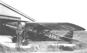 Major Allen with his aeroplane (Album ref 20,1)